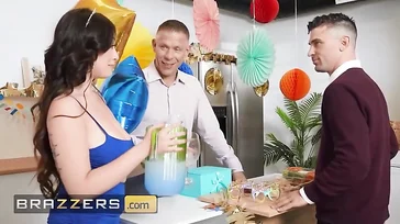 Eu fodo o pai do meu namorado no aniversário dele: não tenho escolha