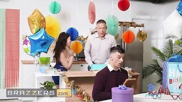 Eu fodo o pai do meu namorado no aniversário dele: não tenho escolha