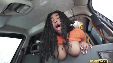 Chica colombiana de tetas gigantes se deja follar por el taxista