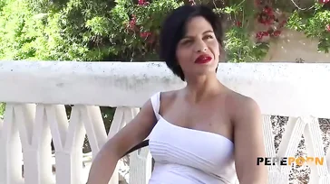 Questa donna spagnola matura con i tatuaggi ama farsi leccare la figa