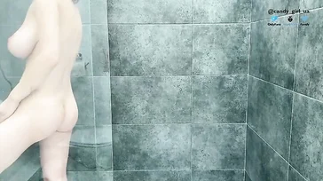 Chica sexy de tetas grandes naturales acariciándose en la ducha ... !!