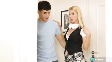 Frisch geschiedene MILF ist begeistert von ihrem neuen College-Liebhaber
