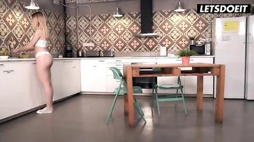 Ihre Zimmergenossin im Hostel kommt in Unterwäsche zum Frühstück herunter...!!