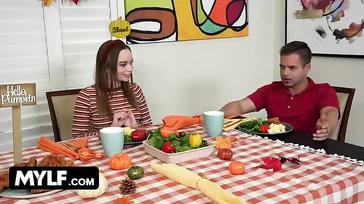 Er weiß es noch nicht, aber er wird seine Freundin und seine Mutter gleichzeitig ficken.