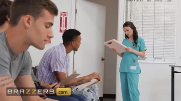 A enfermeira ajuda os meninos a extrair amostras de sêmen...!!!