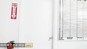 A enfermeira ajuda os meninos a extrair amostras de sêmen...!!!