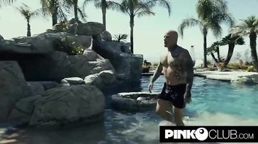 Ele vê Marika Milani saindo da piscina do hotel e se apaixona instantaneamente.