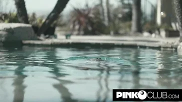 Ele vê Marika Milani saindo da piscina do hotel e se apaixona instantaneamente.
