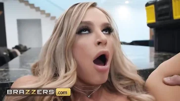 Blonde Hausfrau hält dem armen Klempner ihre Muschi ins Gesicht...!!