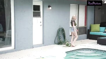 MILF brasileira super gostosa não consegue parar de olhar para o garoto da piscina