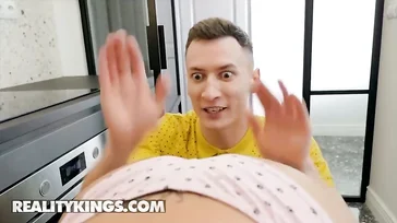 Che bel culo ha quella bella latina che pulisce a casa della mamma...!!