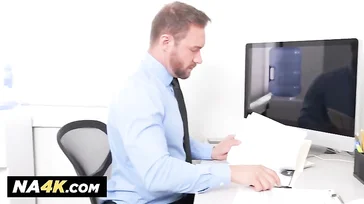A nova secretária é um pouco gordinha mas tem uma boa foda