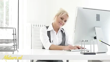 Die perverse Sekretärin bleibt allein im Büro und masturbiert