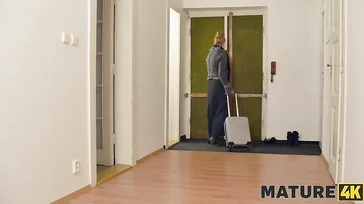 Der Schulpsychologe versucht, den Jungen von seiner Sucht abzubringen.