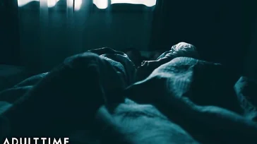Eine ihrer besten Freundinnen schleicht sich in ihr Zimmer und leckt ihre Muschi
