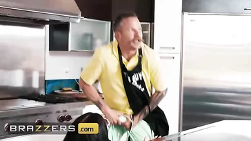 En mitad de la barbacoa con los vecinos se folla a a esta negrita ... !!