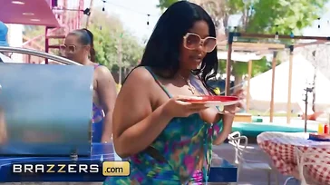En mitad de la barbacoa con los vecinos se folla a a esta negrita ... !!