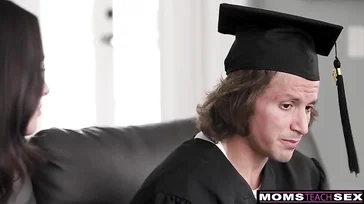 Was für einen tollen Arsch ihre Stiefmutter unter ihrem Kleid versteckt: was für eine Frau!!