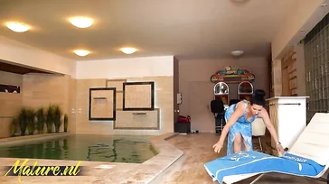 Une divorcée mature rencontre un jeune homme d'une vingtaine d'années dans un spa échangiste