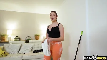 Il offre de l'argent à la jolie femme de chambre pour qu'elle fasse le ménage nue... mais elle en veut plus !