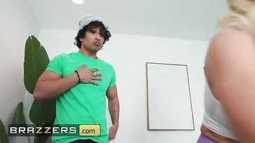 Sorprende a la madre de su novia haciéndose una paja en la cama ... !!