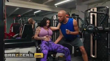 Essa gostosa na academia molha a meia-calça com secreção vaginal!!