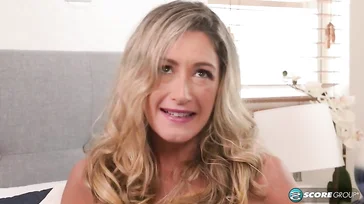 Esta MILF cuarentona está encantada con su nuevo amante universitario