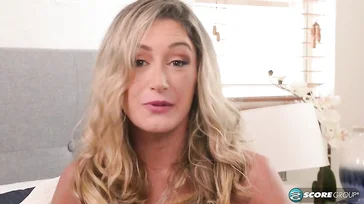 Esta MILF cuarentona está encantada con su nuevo amante universitario