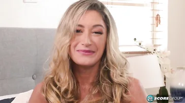Esta MILF cuarentona está encantada con su nuevo amante universitario