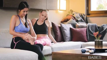 Darcia Lee y Lucette Nice se acarician los pies ... y el coño - Xmissy