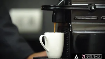 Después de tomar el café de la mañana necesita un poco de polla