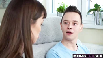 No puedo dejar de mirar el culazo y las piernas de la madre de mi novia