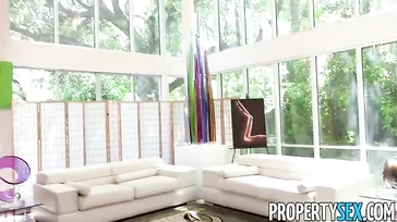Os peitos da garota da agência são impressionantes: isso fará dela um sucesso de vendas.