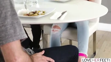 A refeição na casa do meu namorado está ficando interessante: estou com muito tesão!!