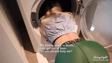 Ma copine fait semblant d'être coincée dans la machine à laver : elle veut que je lui mette ma bite dedans