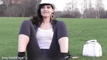 Jeny Smith adora exibir seus mamilos, bunda e buceta com leggings