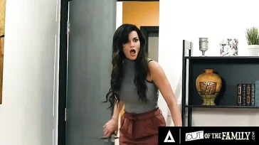 La patronne finit par faire un trio lesbien avec les deux employées...!!