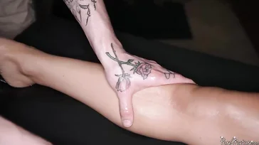 Uno studente universitario inesperto cerca di dare molto piacere alla sua amante sposata