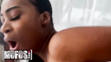 Ein Fremder von der Straße willigt ein, zu ihm nach Hause zu gehen, um gefickt zu werden