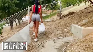 Ein Fremder von der Straße willigt ein, zu ihm nach Hause zu gehen, um gefickt zu werden