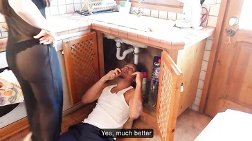 Spanische Hausfrau will unbedingt den Klempner ficken