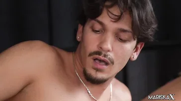 Una MILF sexy e traditrice incontra due sconosciuti per un trio porno