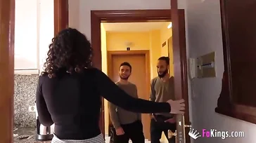 Spanierin in den Zwanzigern mit Brille lässt ihre Orgie-Fantasie wahr werden