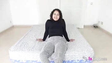 Spanierin in den Zwanzigern mit Brille lässt ihre Orgie-Fantasie wahr werden