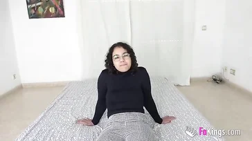 Spanierin in den Zwanzigern mit Brille lässt ihre Orgie-Fantasie wahr werden