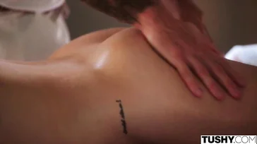 De masseur besluit zijn pik in haar mond te steken om haar een beetje te kalmeren