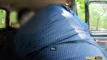 Il fait chaud dans le taxi et elle décide d'enlever ses vêtements... wow, quelle paire de seins elle a !!