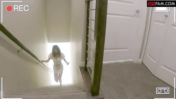 Seine Stieftochter packt seinen Schwanz und genießt einen Fick in akrobatischen Stellungen.