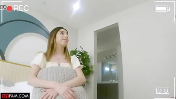 Seine Stieftochter packt seinen Schwanz und genießt einen Fick in akrobatischen Stellungen.