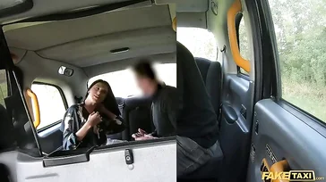 Sexy Brünette zieht sich im Taxi um... was für eine schlampige Exhibitionistin!